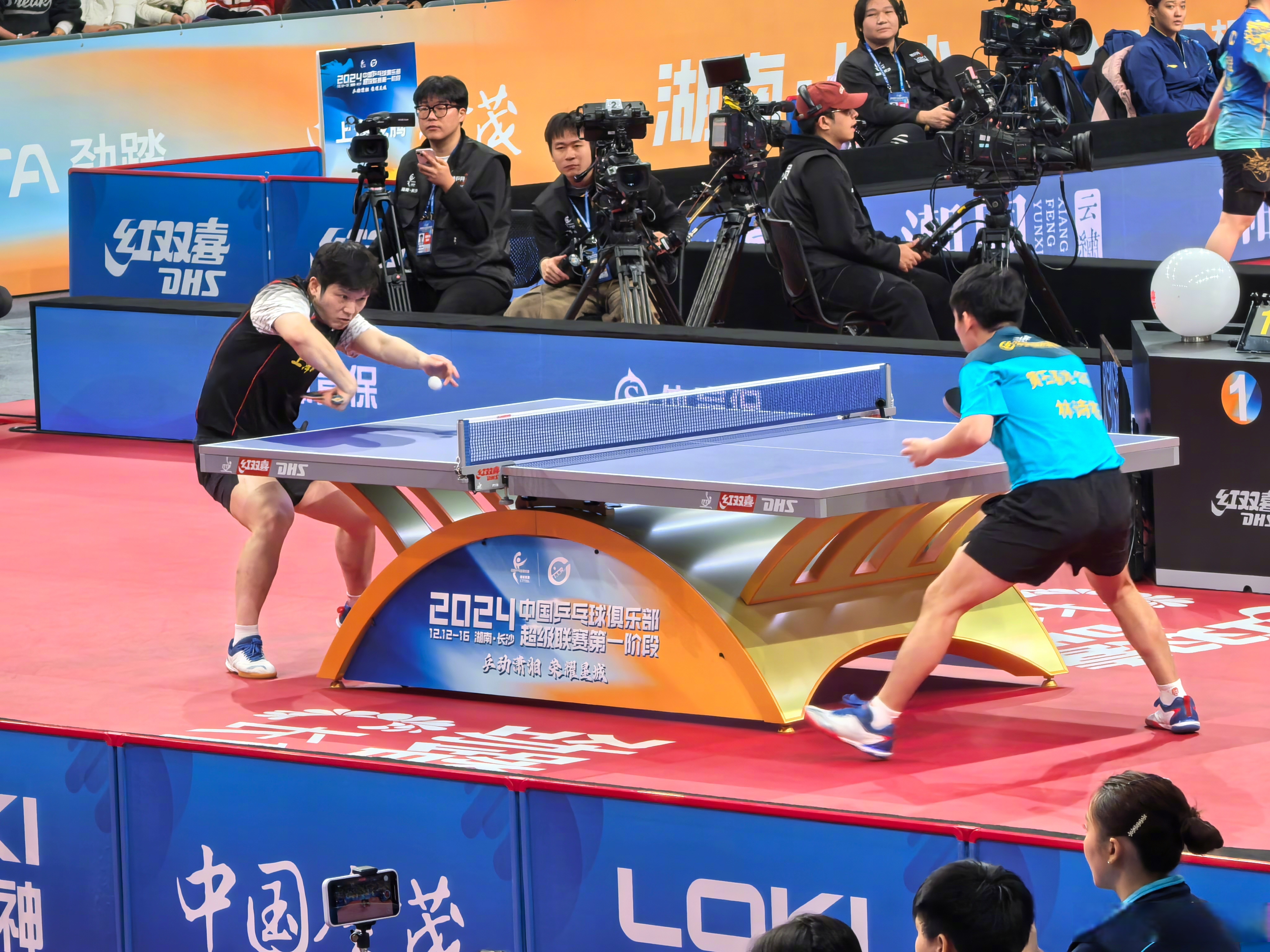 精准传球助攻，球队精神面貌焕发