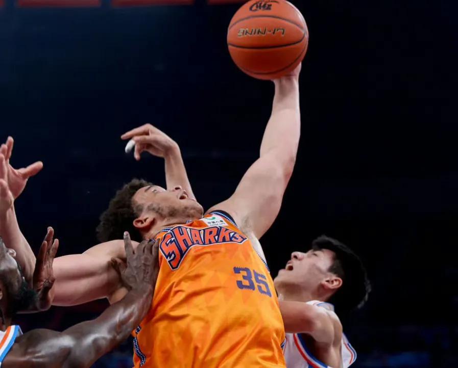 上海队逆转广州队，王哲林扛起全队