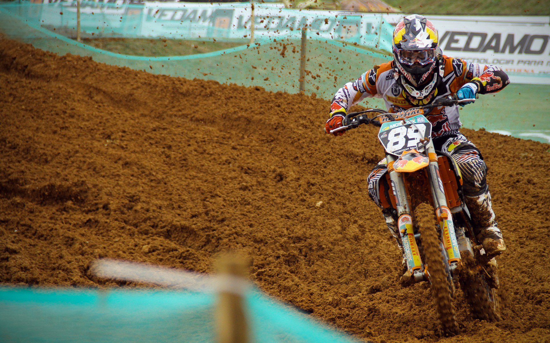 F1新赛季揭幕战之夜,切特·霍尔姆格伦如何成为围场外的胜负手